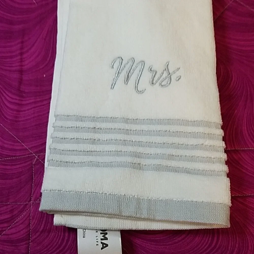 ✔ 5 for $25 Sonoma Mrs hand towel NWT